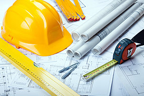 Bauplan mit Messwerkzeugen